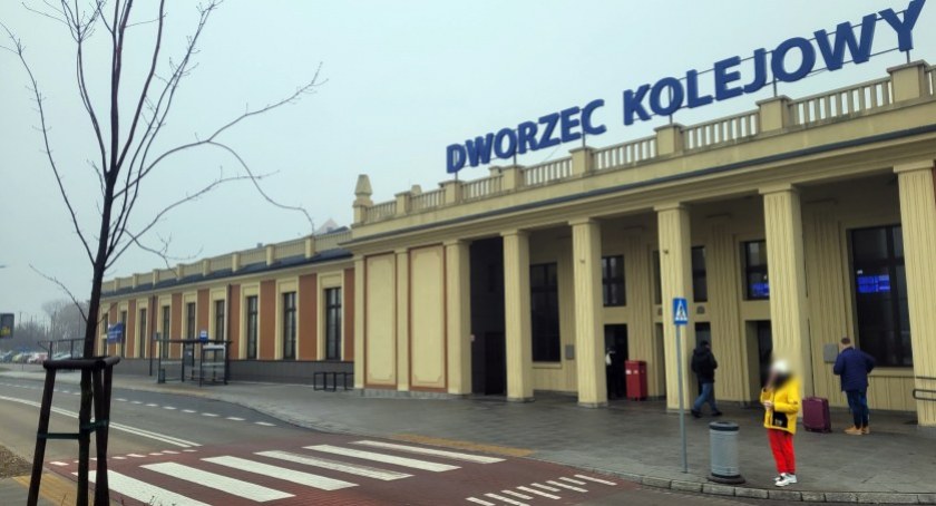 Wypadek na dworcu PKP w Kaliszu. Mężczyzna wpadł pod pociąg