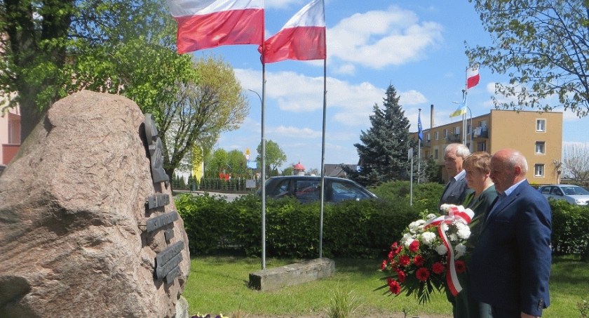 Kwiaty i znicze pod obeliskiem w Blizanowie 
