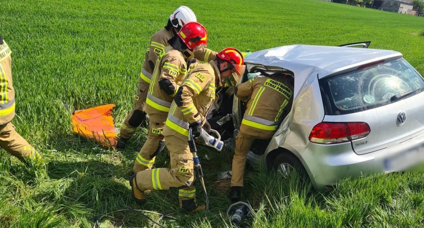Czołowe zderzenie z ciężarówką na krajowej „25”. Nie żyje mieszkanka powiatu kaliskiego