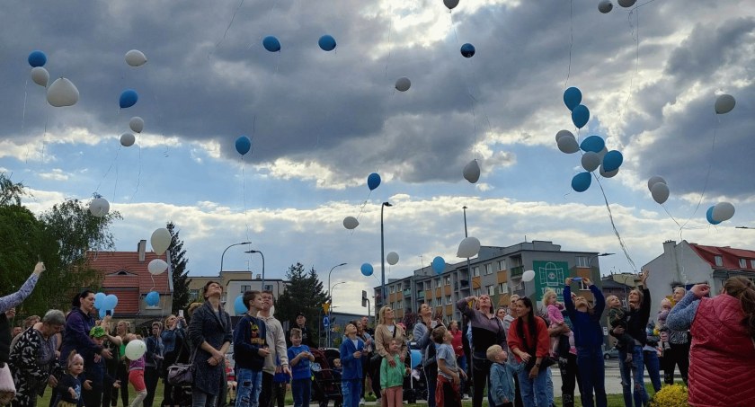 W Kaliszu pożegnano zakatowanego Kamilka -  protest przeciwko przemocy wobec dzieci