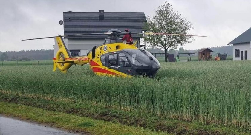 Samochód uderzył w pień drzewa. Kierująca nim kobieta kompletnie pijana!