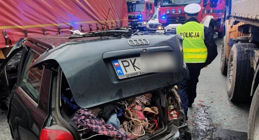 Zderzenie osobówki i dwóch ciężarówek w Opatówku. Jedna osoba poszkodowana