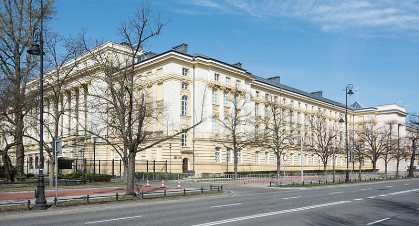 Mamy rekordowo  dużą liczbę ministrów w Polsce