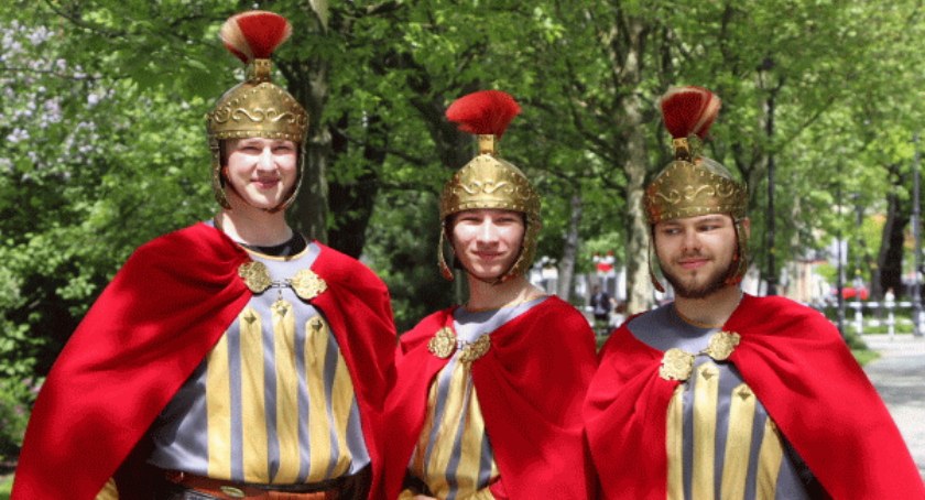 To nie legioniści rzymscy a maturzyści w strojach na egzamin z historii