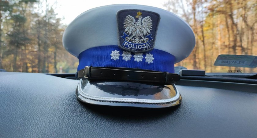Kierowca forda nie zatrzymał się do kontroli drogowej, później porzucił auto i uciekł pieszo