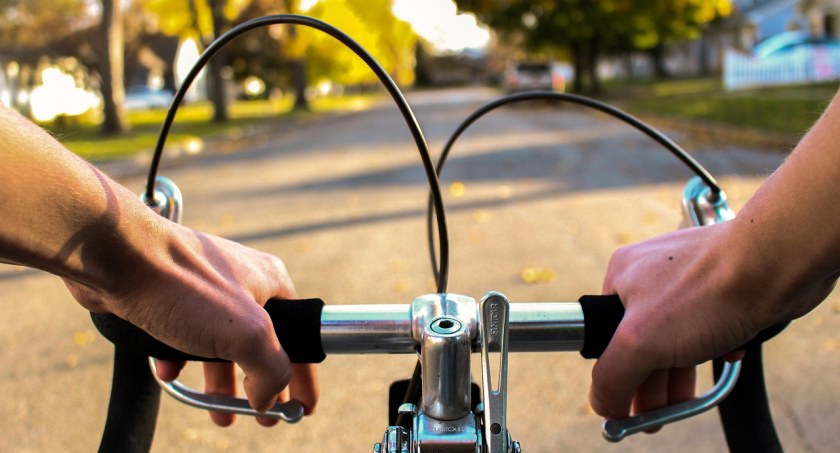 Rowerzysta potrącił 15-latkę i odjechał. Szuka go policja