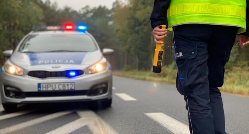 Jechał „od lewej do prawej krawędzi jezdni”. Pijany kierowca zatrzymany dzięki reakcji świadków 