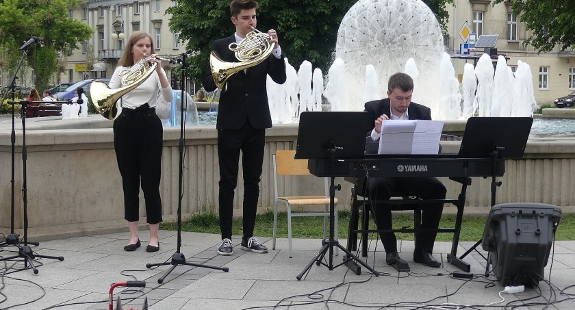 Muzyczne powitanie przy fontannie