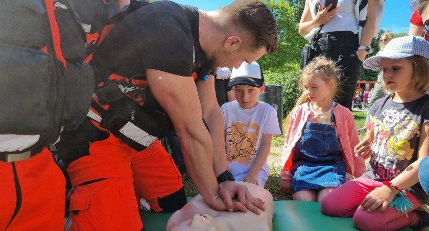 Dramatyczna sytuacja podczas festynu w Parku Przyjaźni. Starsza kobieta straciła przytomność