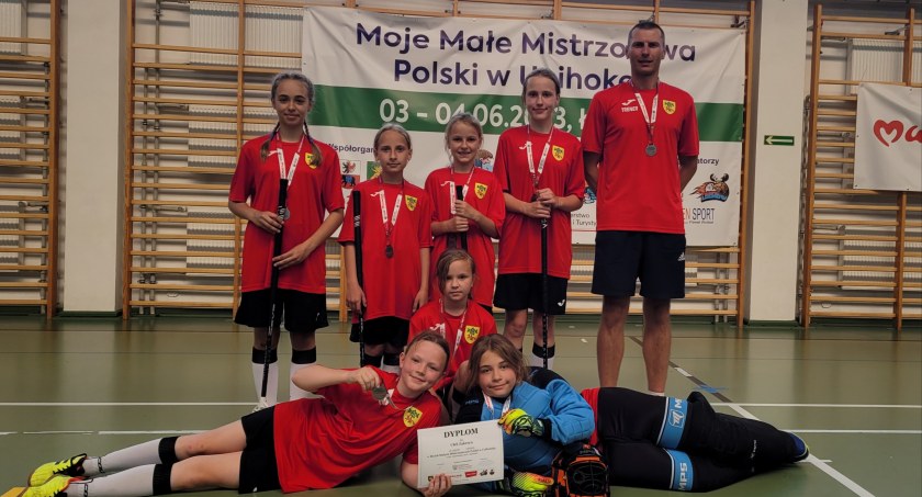 Drużyna dziewcząt ze Szkoły Podstawowej w Zakrzynie odnosi sukcesy na Mistrzostwach Polski w unihokeju!