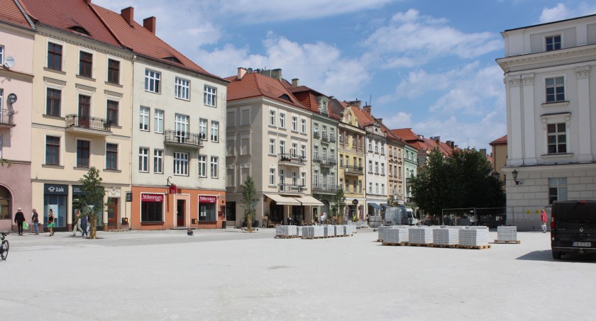 Główny Rynek z opóźnieniem