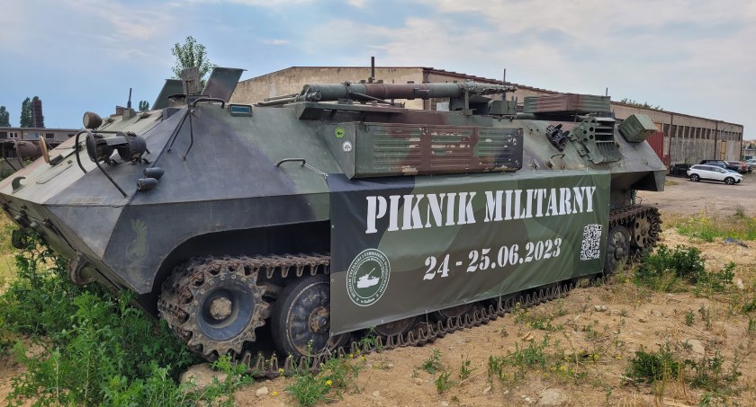 Czołgi, haubice, wozy bojowe i żołnierze przybędą na Piknik Militarny w Kaliszu. Powstające muzeum widziane od środka. 