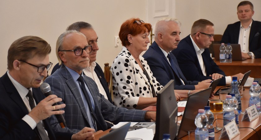 Zarząd Powiatu Kaliskiego z absolutorium i wotum zaufania