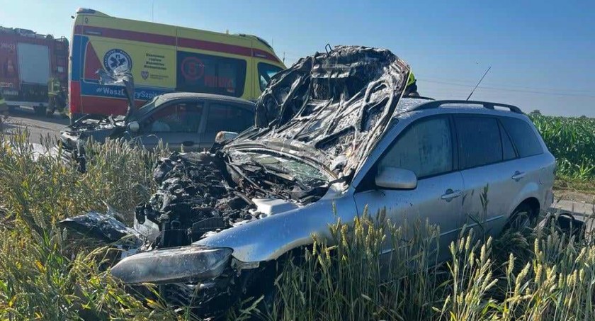 Czołowe zderzenie w Tłokini Kościelnej. Jeden z samochodów stanął w ogniu