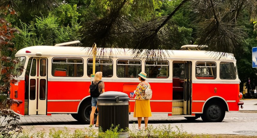 Zwiedzanie miasta zabytkowym autobusem