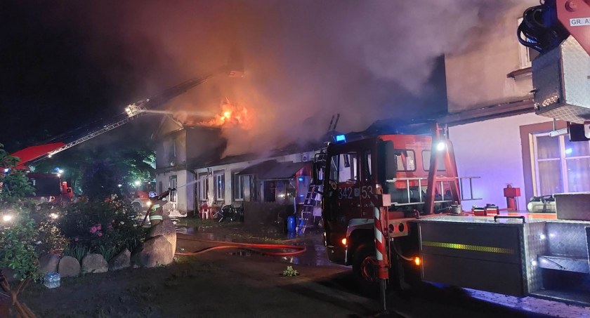 Tragiczny pożar w gminie Koźminek. Nie żyją dwie osoby, a kilka rodzin zostało bez dachu nad głową