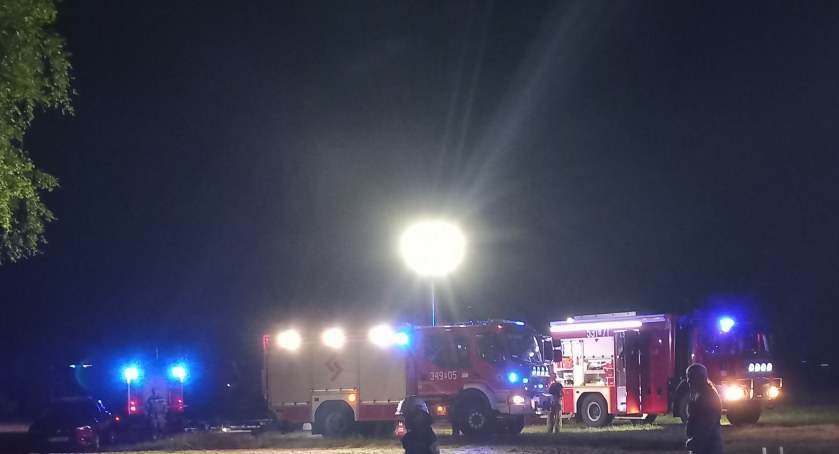 Ubrania pozostawione nad brzegiem zbiornika w Szałem i nocne poszukiwania człowieka