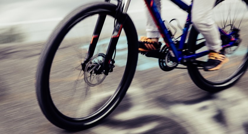 Rowerzysta potrącił 5-latka na chodniku i odjechał. Dziecko trafiło do szpitala, cyklisty szuka policja