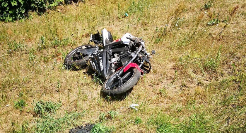 Uderzył w słup i ogrodzenie posesji. 17-latek rozbił się na motocyklu, zabrał go LPR