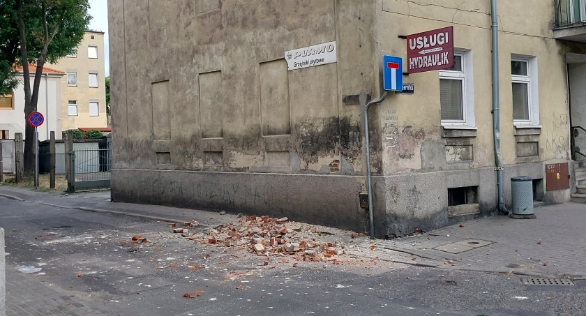 Groźny incydent na ul. Kopernika. Fragment gzymsu oderwał się od budynku i runął na chodnik