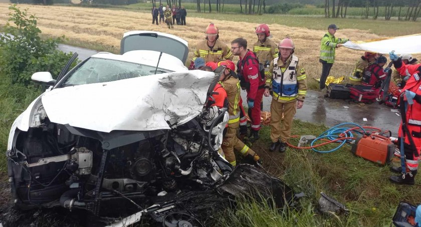 Tragiczny wypadek w Godzieszach Wielkich. Jedna osoba nie żyje, wśród poszkodowanych dzieci!