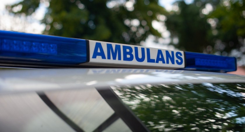 Wypadek na Szlaku Bursztynowym. Rowerzysta z impetem wjechał w znak drogowy