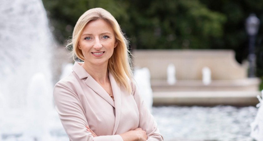 Bez względu na wyniki wyborów nadal będę robić to co kocham najbardziej czyli uczyć – Urszula Janczar jedynką Bezpartyjnych Samorządowców w wyborach do Senatu