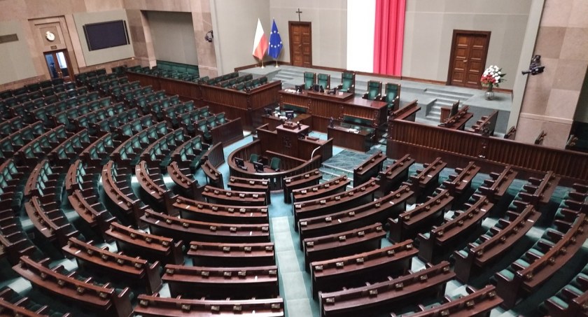 Ile tak naprawdę zarabiają posłowie?