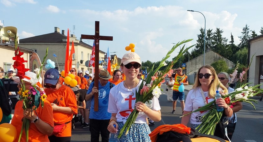 Pielgrzymi powrócili do domów. Kaliszanie przywitali ich kwiatami [ZDJĘCIA]