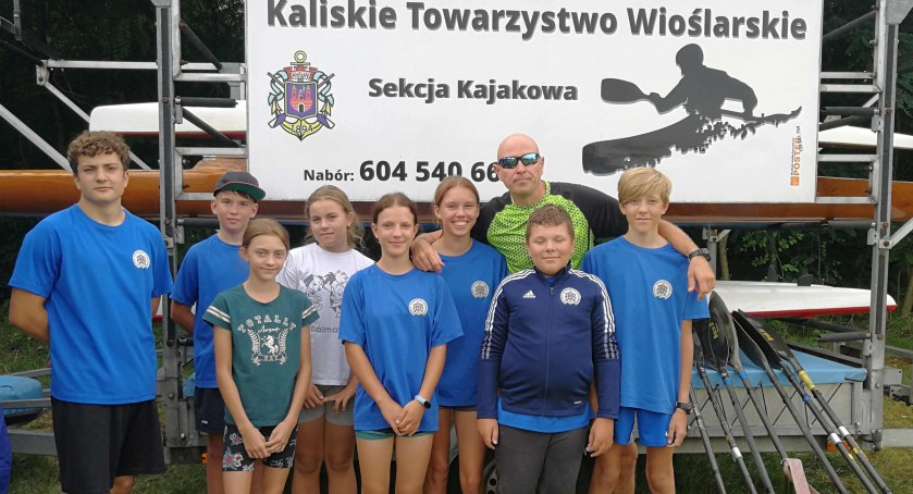 Pływali w słońcu i w deszczu