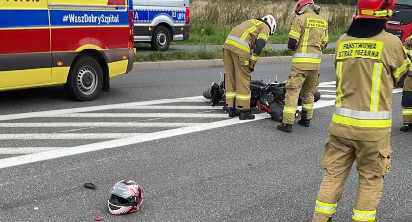Wypadek na ul. Rozwojowej w Kaliszu. Pijany motocyklista uderzył w słup oświetleniowy