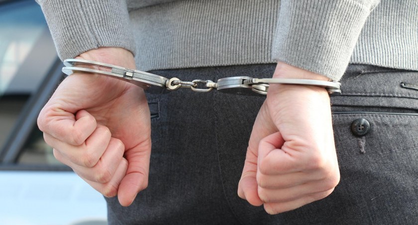 Podjeżdżał na rowerze i wyrywał kobietom torebki. Kaliska policja zatrzymała sprawcę zuchwałych kradzieży