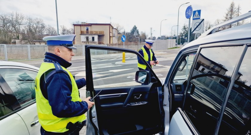 Jechali ponad setką w obszarze zabudowanym. Kolejni kierowcy stracili prawa jazdy