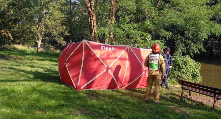 Dramat w Parku Miejskim. Z Prosny wyłowiono zwłoki mężczyzny