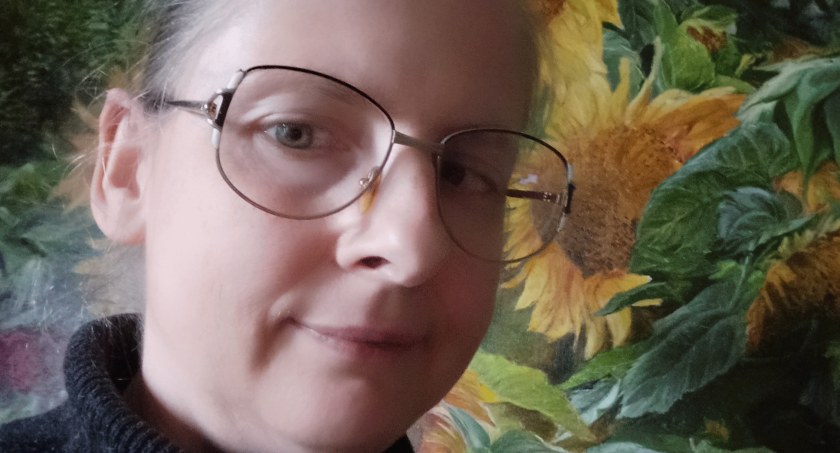 Przez 16 lat namalowała pięć megaobrazów do kościoła w Chełmcach – stosowała unikatową metodę tempery żółtkowej, powszechną w gotyku