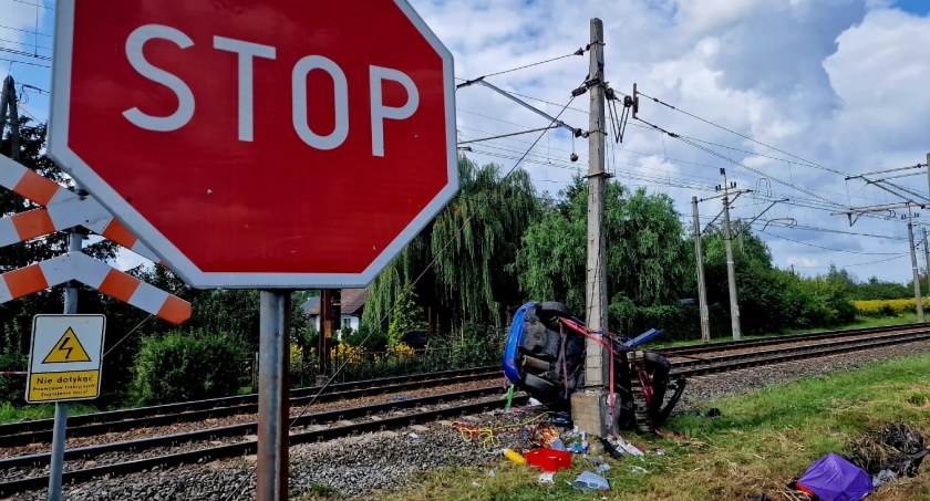 Zderzenie auta osobowego z pociągiem przy Giełdzie Kaliskiej