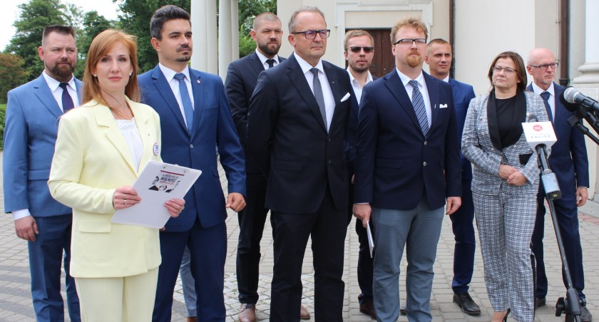Konfederacja. Czeka nas ogromny wzrost składek na ZUS. Polacy jeszcze bardziej zubożeją