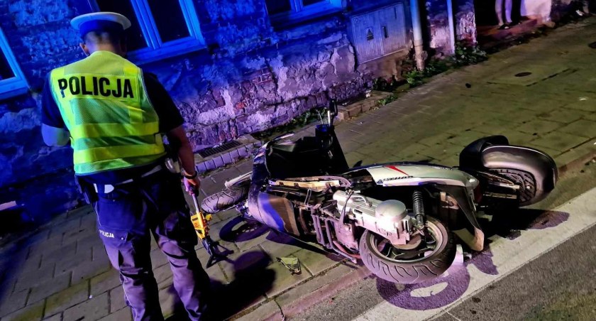 Wypadek na Widoku. Motorowerzysta uderzył w dwa auta