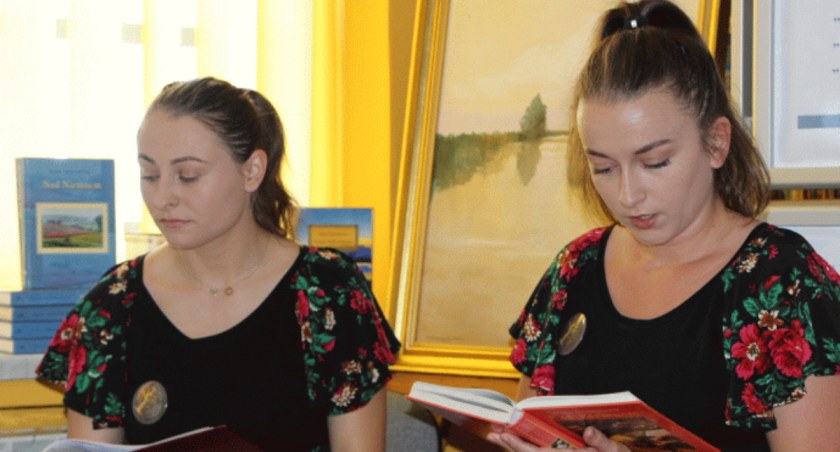 Długa kolejka osób do czytania „Nad Niemnem” w blizanowskiej bibliotece