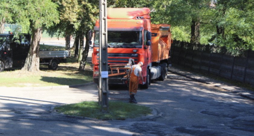 Zniknęły dziury na uliczce dojazdowej do cmentarza na Majkowie