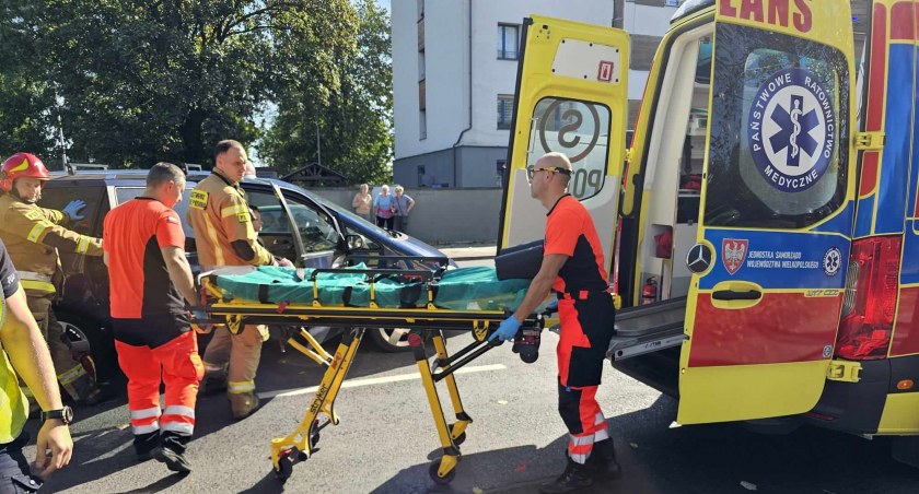 Wypadek na ul. Częstochowskiej w Kaliszu. Ciągnik siodłowy najechał na tył osobówki