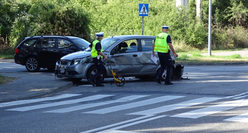 Zderzenie na skrzyżowaniu. Kierowca nie zatrzymał się przed znakiem STOP