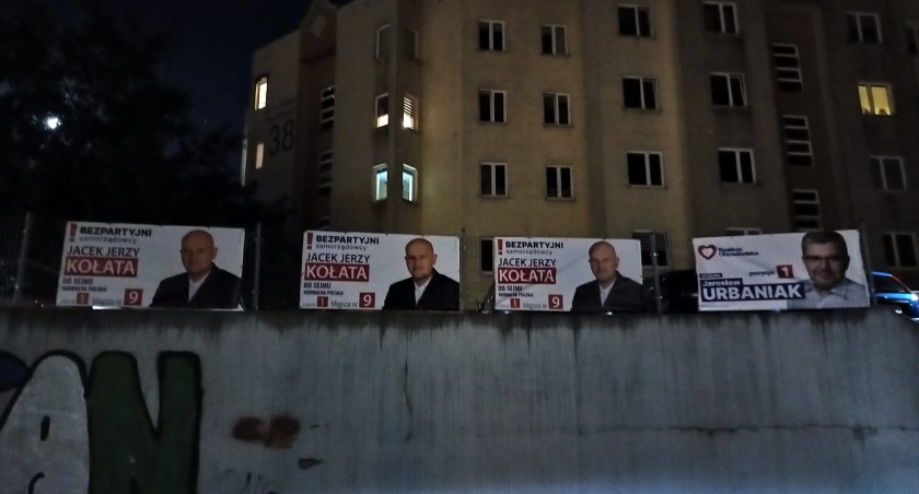 Plakatowy skandal: zerwanie baneru kandydata i tajemnicze pojawienie się posła