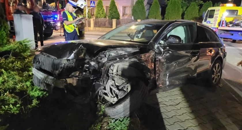 Zderzenie bmw i audi w Jankowie Pierwszym. Trzy osoby w szpitalu