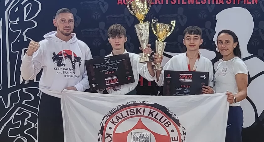 Uczniowie z medalami w karate