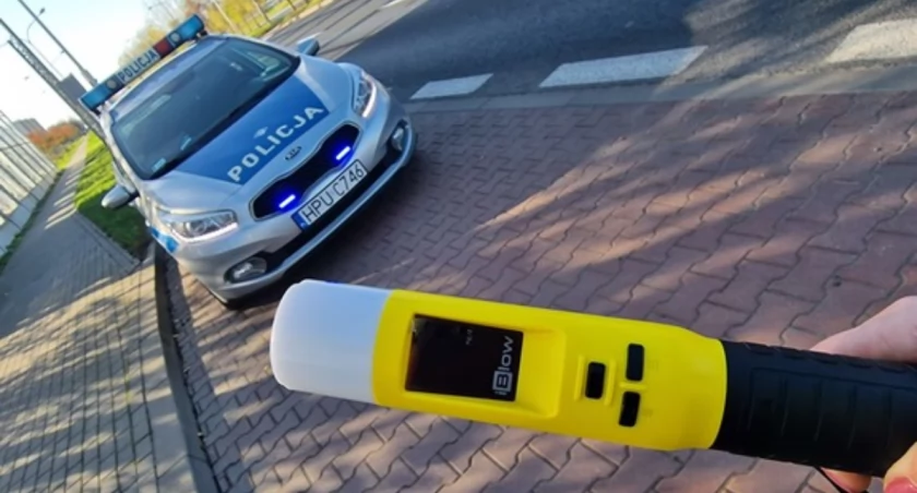 Jechał całą szerokością jezdni, był kompletnie pijany. Kobieta zabrała kierowcy kluczyki i wezwała policję