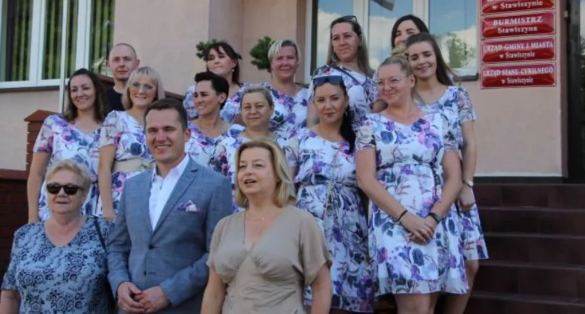 Burmistrz Stawiszyna ufundował urzędniczkom gustowne sukienki