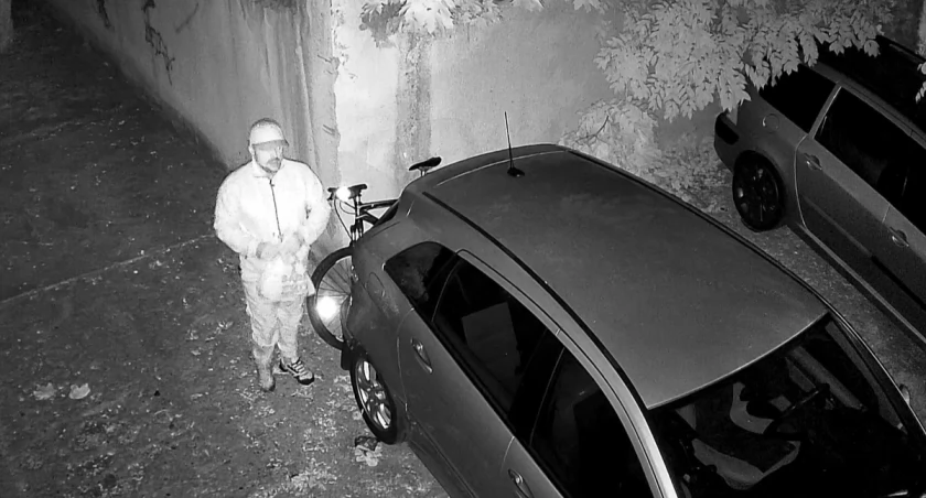 Podpalenia samochodów w Kaliszu. Policja szuka tego mężczyzny