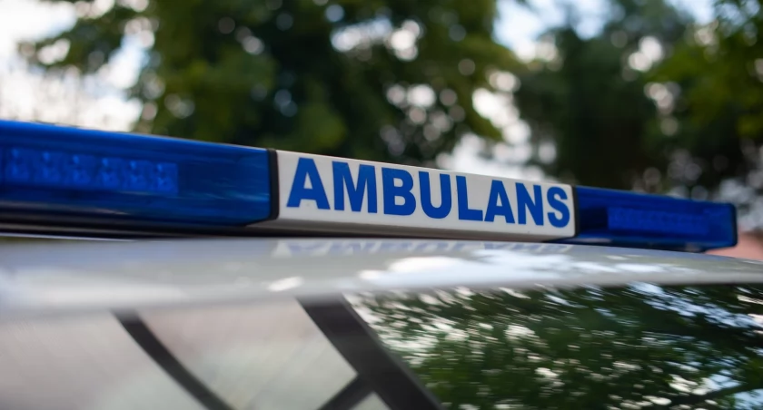 Tragedia w Koźminku. Nie żyje mężczyzna przygnieciony przez element samochodu ciężarowego