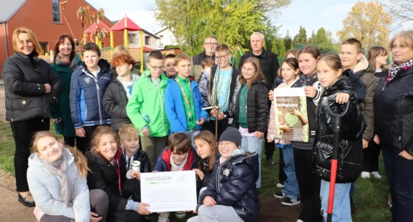 Park w Piotrowie „wzbogacił” się o 15 nowych drzew